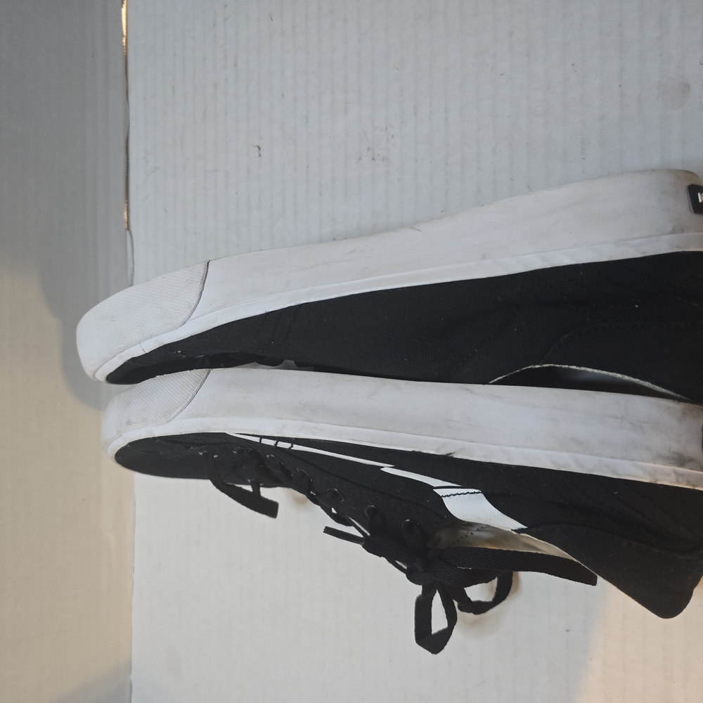 Black and White Dynamic Sneakers with Modern Silhouette